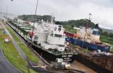 Dois enormes cargueiros preparam-se para deixar o Canal do Panamá, ao lado da capital do país, a Cidade do Panamá